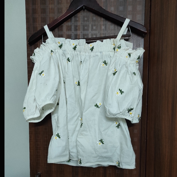 Off Shoulder Puff Sleeved Top 🤍 - Picture 6 of 8